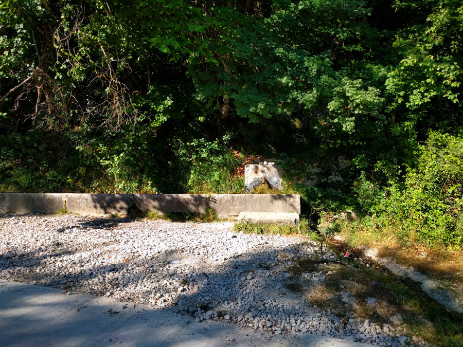 Fuente a la derecha junto a la pista de subida 