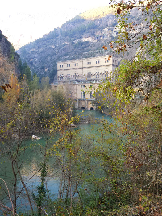 Desde el estacionamiento mirando hacia la presa de Camarasa 