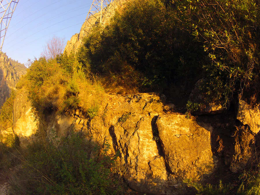 Primera grapa cerca de las torres de electricidad 