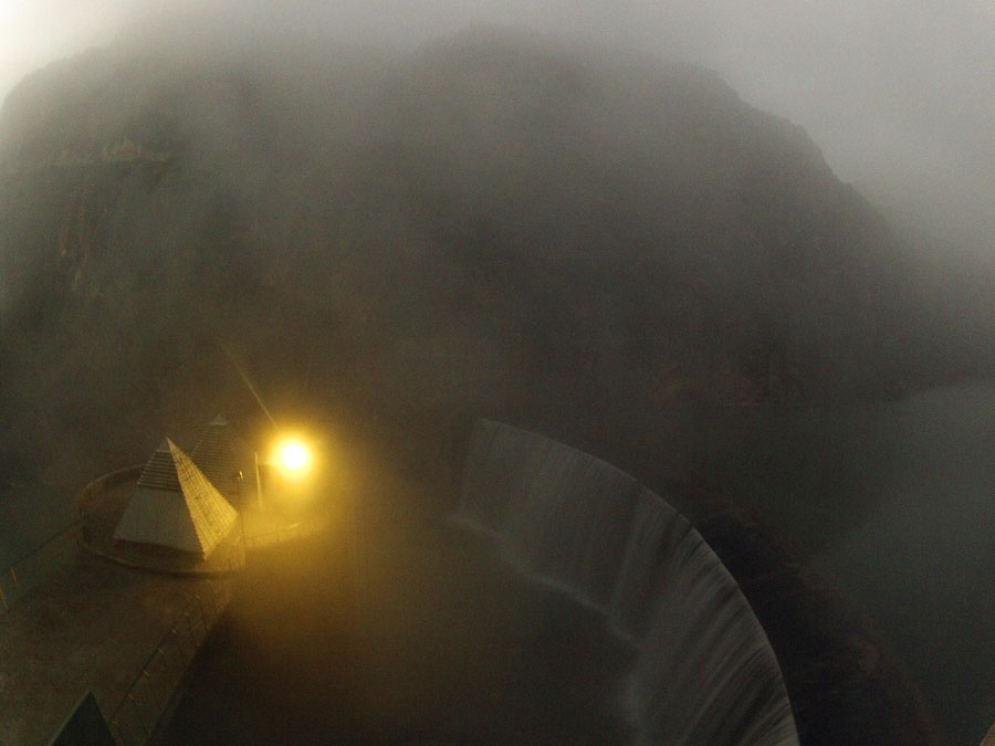 Salto de agua cerca de la central hidroeléctrica d