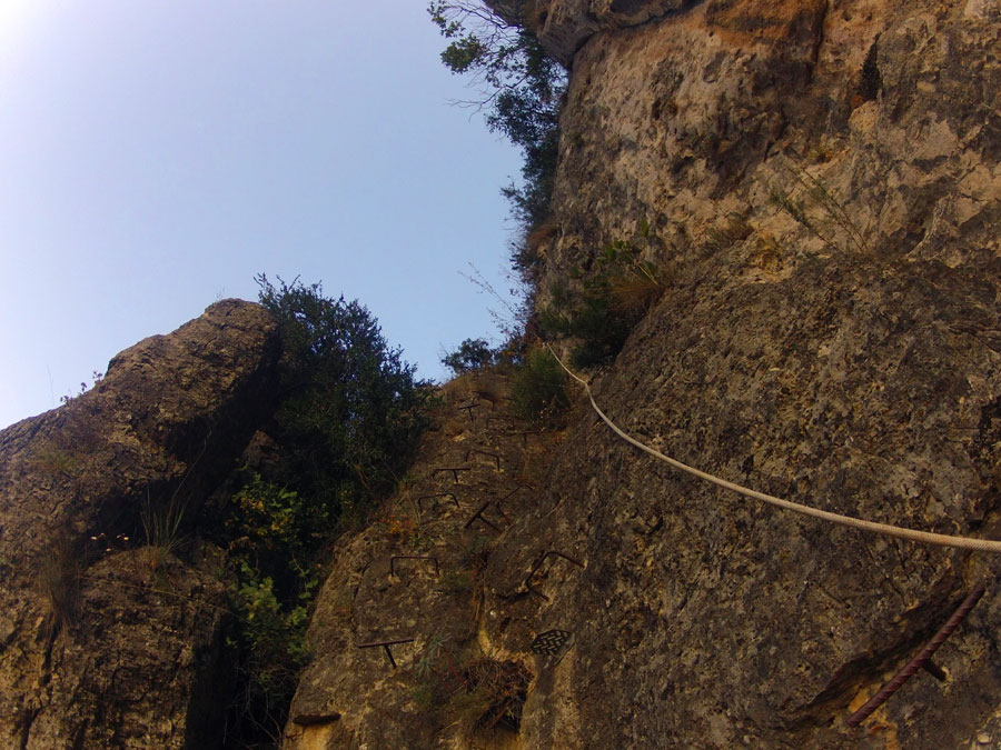 El segundo tramo de la vía ferrata está asegurado con una cuerda 
