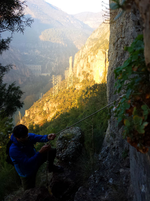 Cuerda que nos ayuda a seguir - atrás vemos las instalaciones de la presa de Camarasa- 