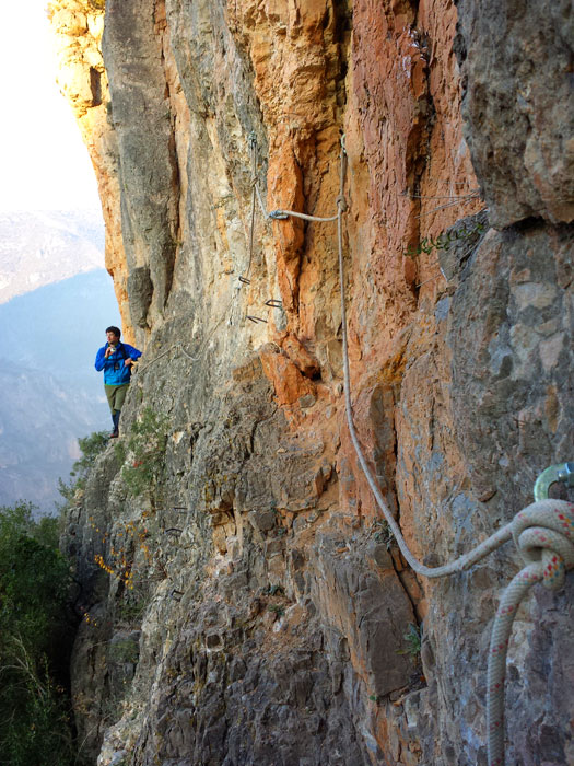 Paso equipado con cuerdas y grapas de ferrata 