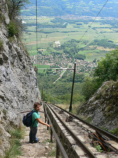 Camino de aproximación junto al funicular con más pendiente del mundo 