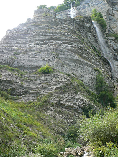Cerca de la vía y bajo la cascada 