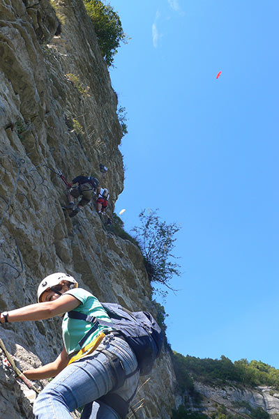 Parapentes sobrevolando la zona 