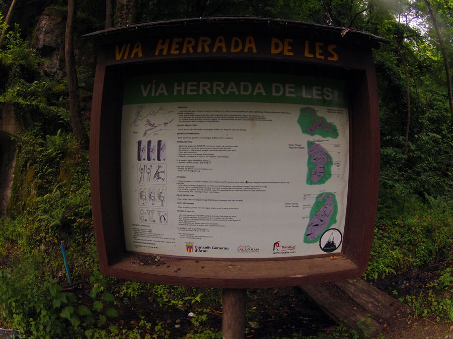 Plafón informativo de la vía ferrata -no seguimos de frente- 