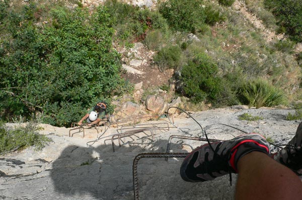 Las grapas son muy grandes y abiertas nos ayudan a superar el primer tramo muy vertical 