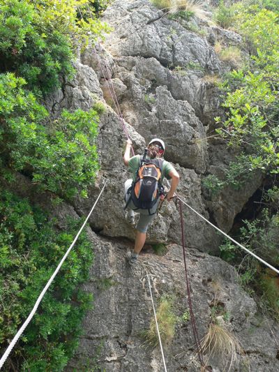 Mini rapel de 4 metros hasta el puente tibetano inicio de la vía 
