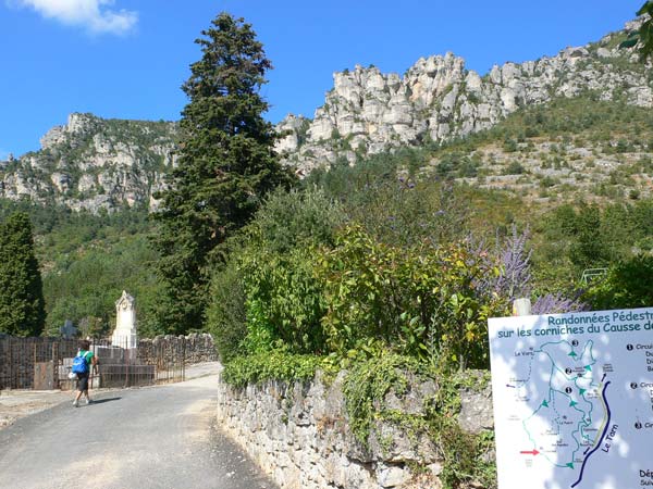 Salimos del parquing junto al cementerio y continuamos hacia arriba 
