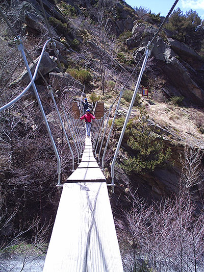 Largo puente que inicia la ferrata 