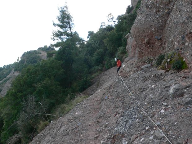 Cruzando el Mal Pas un tramo expuesto equipado con cable 