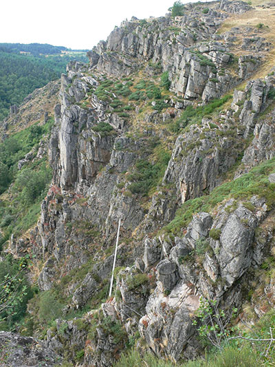 Vista de la segunda parte de la vía ferrata -con la pasarela visible- 