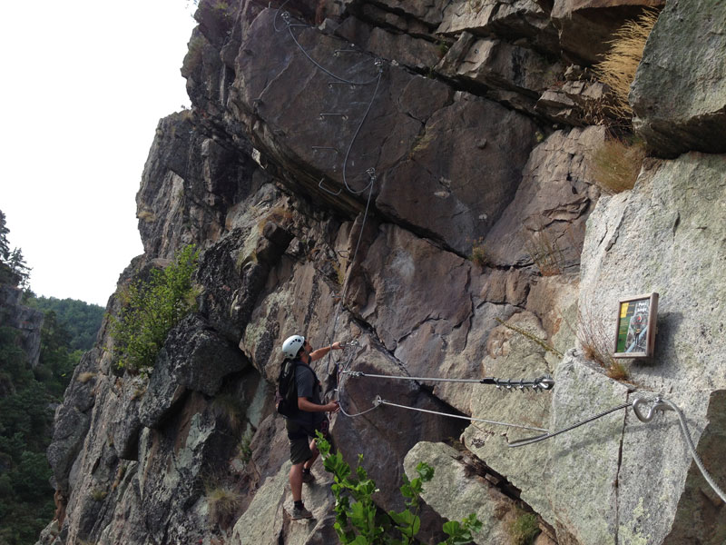 La vía ferrata se divide -nos toca subir por varios salientes aéreos- 