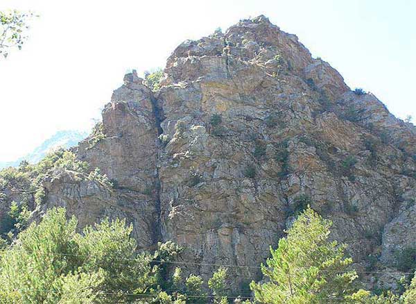 Vista de  la montaña por la que discurren los itinerarios 