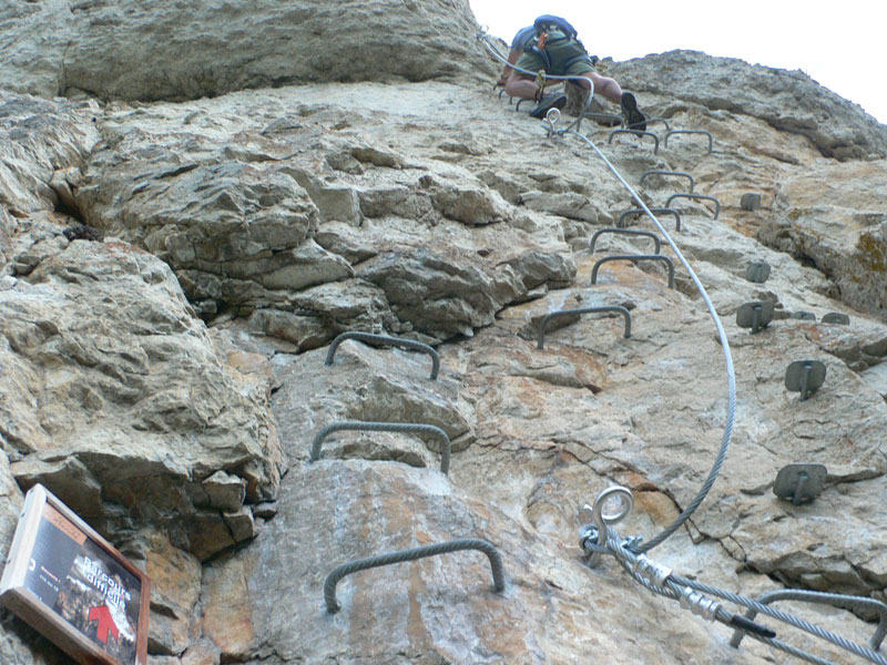 Subida vertical a una aguja -semidesplomado y con agarres naturales- 