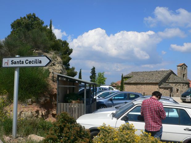 Preparando la salida en el parking junto a la ermita de Santa Cecília 