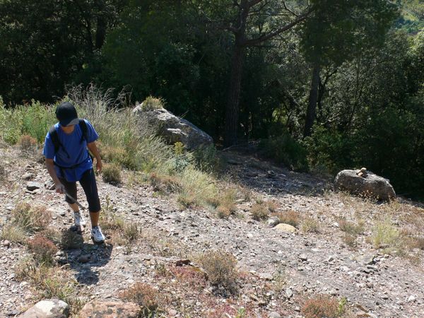 Siguiendo los hitos junto al Morralet de la Mare de Déu 