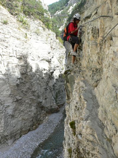 Mientras ganamos altura tenemos las primeras vistas al Pont du Diable 