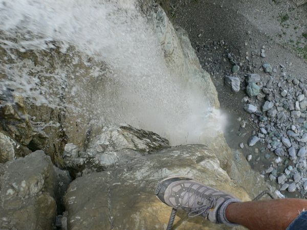 La vía pasa fregando el salto de agua 