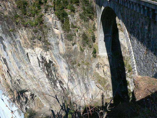 Vista del Puente Napoleón y pared por la que se desarolla la Vía ferrata 