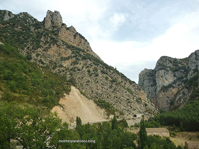 Aguja de la Croqueta y el monasterio (© Montes para todos) 