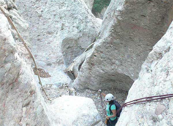 Paso encajonado. Para subir una cuerda con nudos 