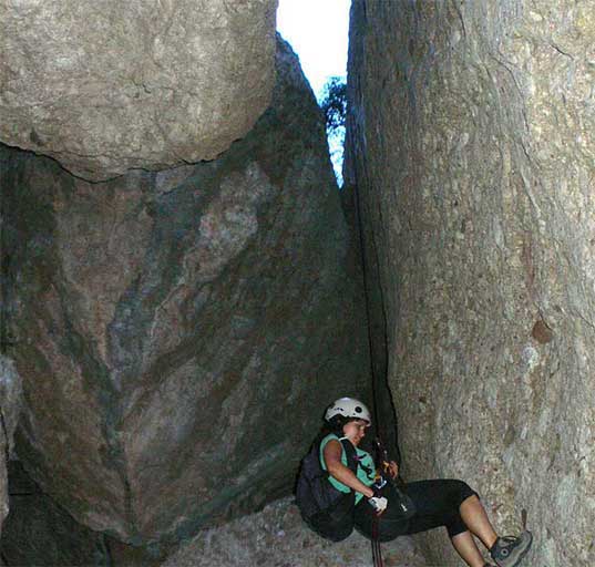 Entre este caos rocoso hacemos el rapel más espectacular (12 metros). De subida hay instaladas unas clavijas 