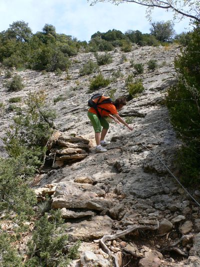 Todavía debemos descender por un empinado tramo equipado hasta el barranco de San Martín 