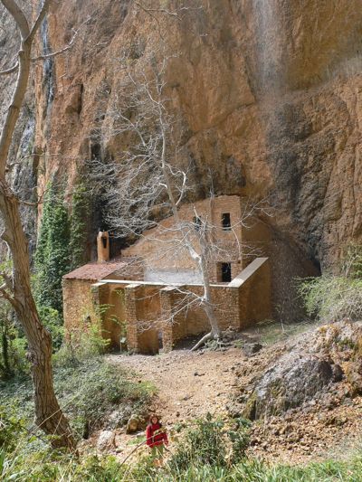 Vista de la ermita desde el fondo del barranco junto a la cascada de San Martín 