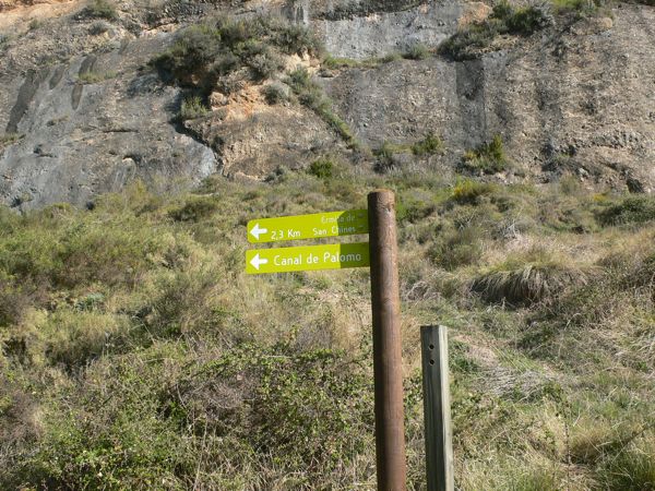Indicadores al Canal del Palomo junto al parquing 