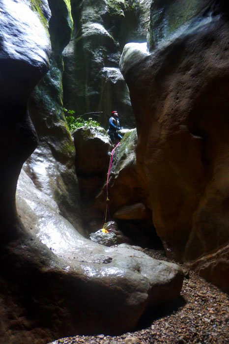 Marmita trampa seca que nos encontraremos antes de llegar al paso si descendemos el torrente desde arriba (© Miguel Valle) 