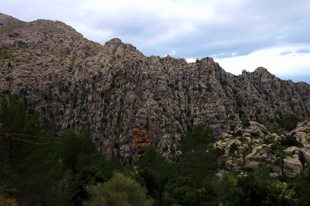 Paredes de enfrente aún lejanas (© Miguel Valle) 