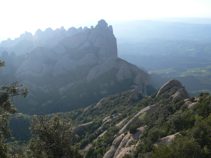 Vista al Coll del Miracle y la zona dels Frares Encantats 