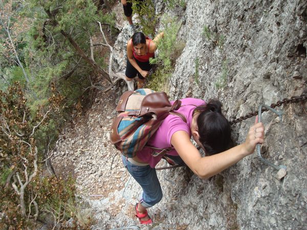 La equipación es buena con cadenas y grapas de ferrata 