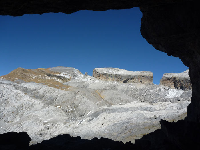Taillón y Brecha de Rolando desde la Gruta de Casteret 