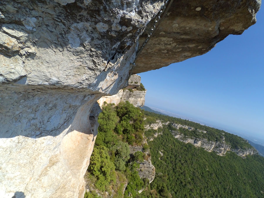 Paso de cadena muy expuesto -a nuestro parecer el paso clave de la vía ferrata- 