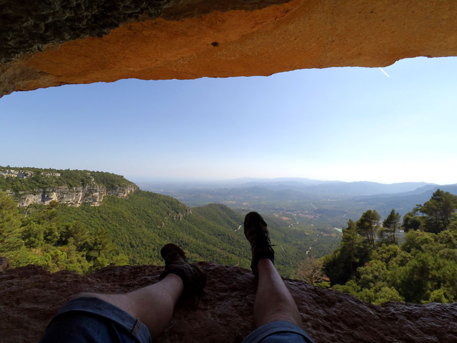 Descansando en un día caluroso de verano bajo el techo con vistas 