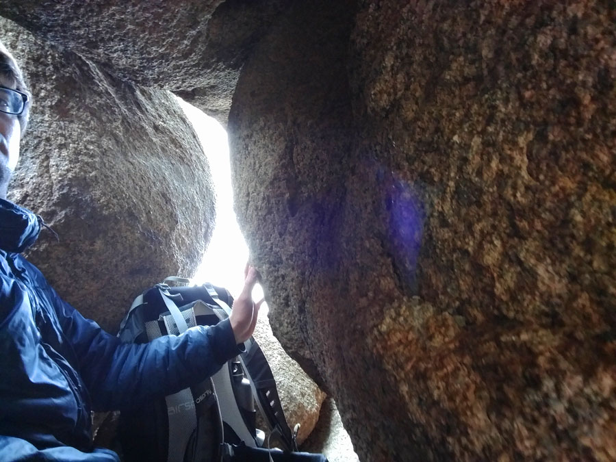 Paso estrecho para acceder a la  escalera 