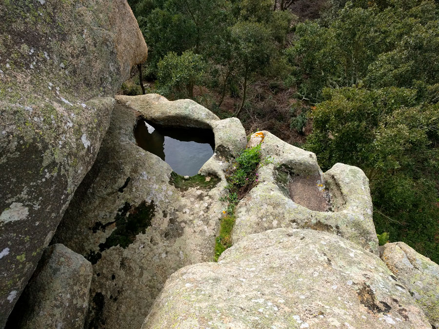 Bañeras talladas en la Pedra sobre altre 