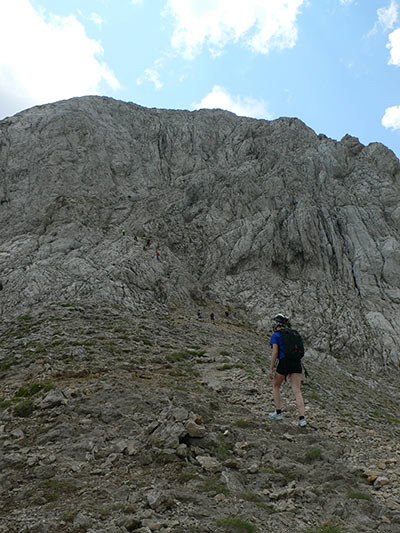 Del collado de Verdet subimos al sur en busca de la pared 