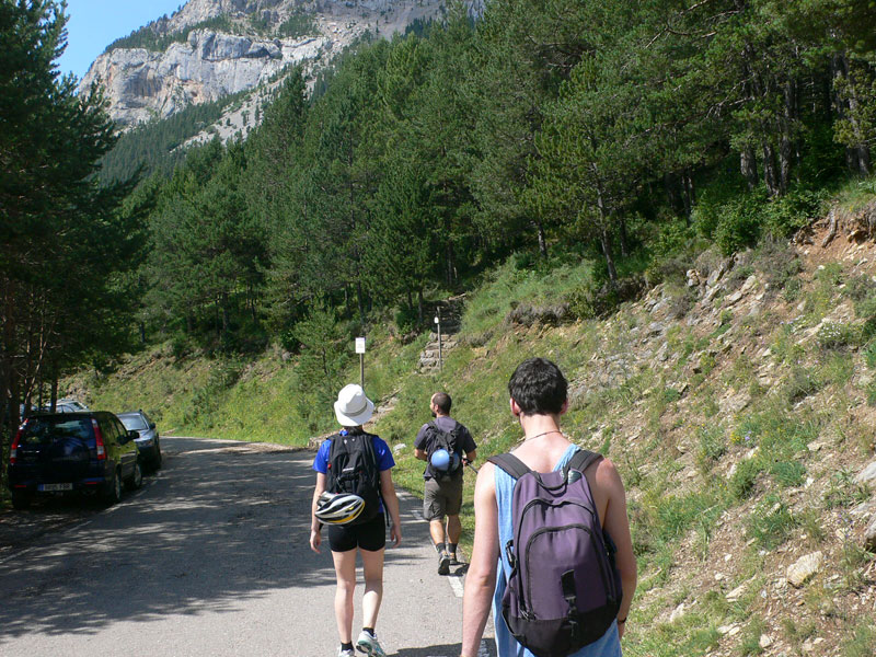 Subimos por las escaleras en dirección al refugio Lluís Estasen 