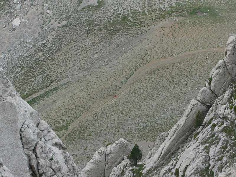 Un montañero descendiendo la tartera de la -enforcadura- 