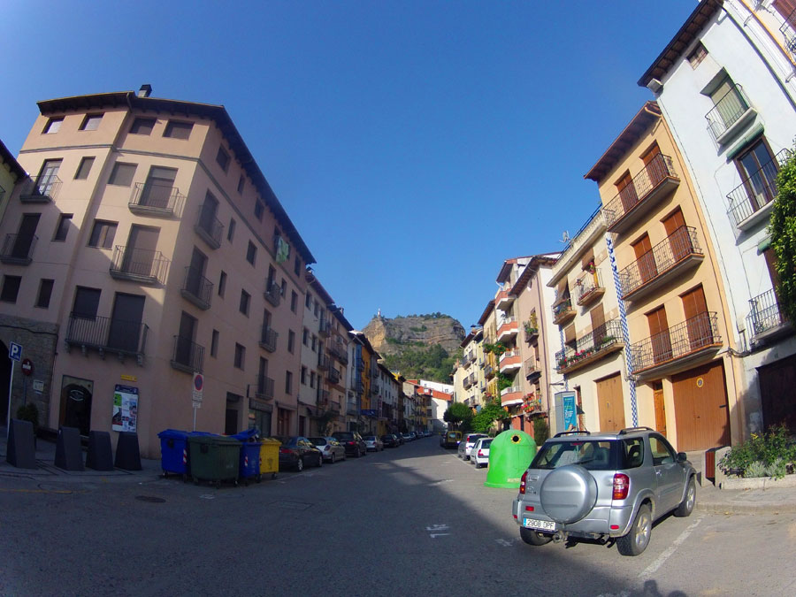 Vista de la Peña del Morral desde la calle del Barranco de Graus (Parking inferior) 