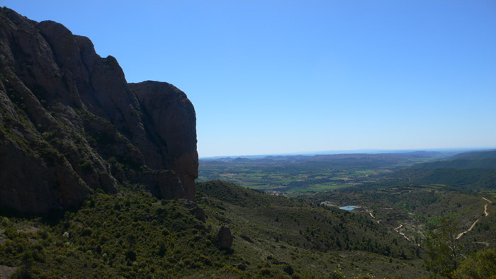 Vista atrás hacia la Cueva Calva y el sendero donde aparcamos 