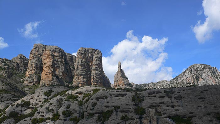 Los Mallos de Lazas y a la derecha el Pico Borón 