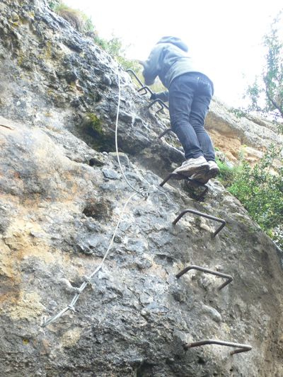 Primer resalte equipado con grapas de ferrata 