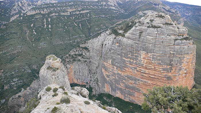 La aguja El Fraile a la izquierda y la Peña de Amán 