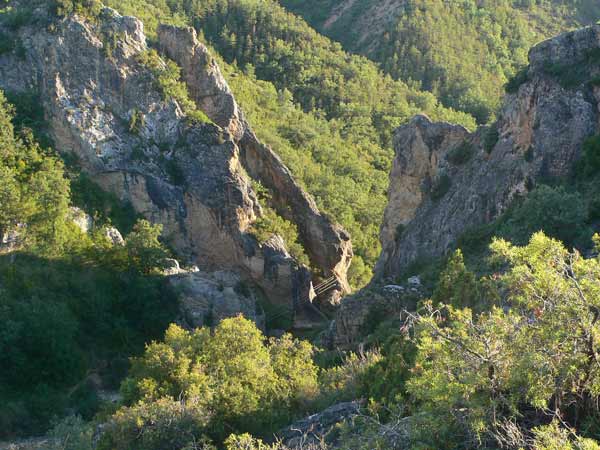 Vista de la zona de puentes en el pequeño congosto del río Isuala 