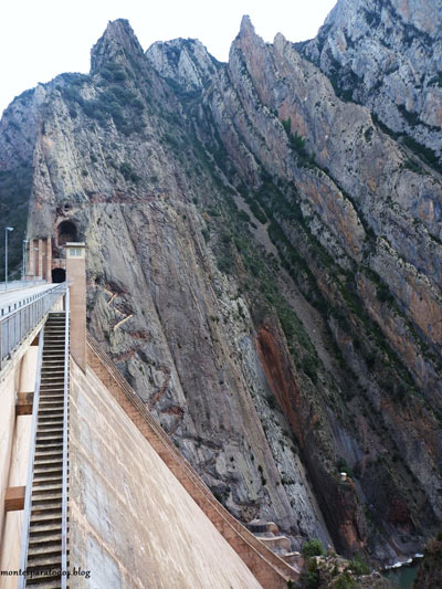 Extra: Camino tallado en la presa de Escales (© Montañismo para todos)
 